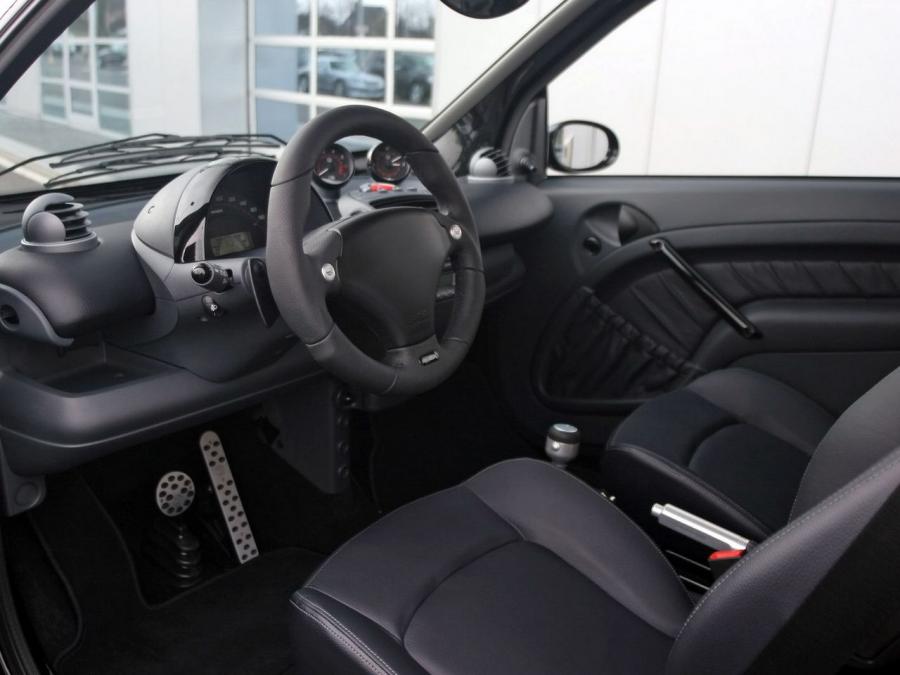 Интерьер Smart ForTwo Black Star 101 by Brabus 2006 года  (фото 3 из 3)